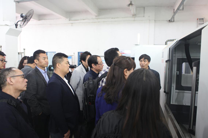 機(jī)械行業(yè)協(xié)會參觀華亞數(shù)控車間 機(jī)械行業(yè)協(xié)會參觀華亞數(shù)控車間