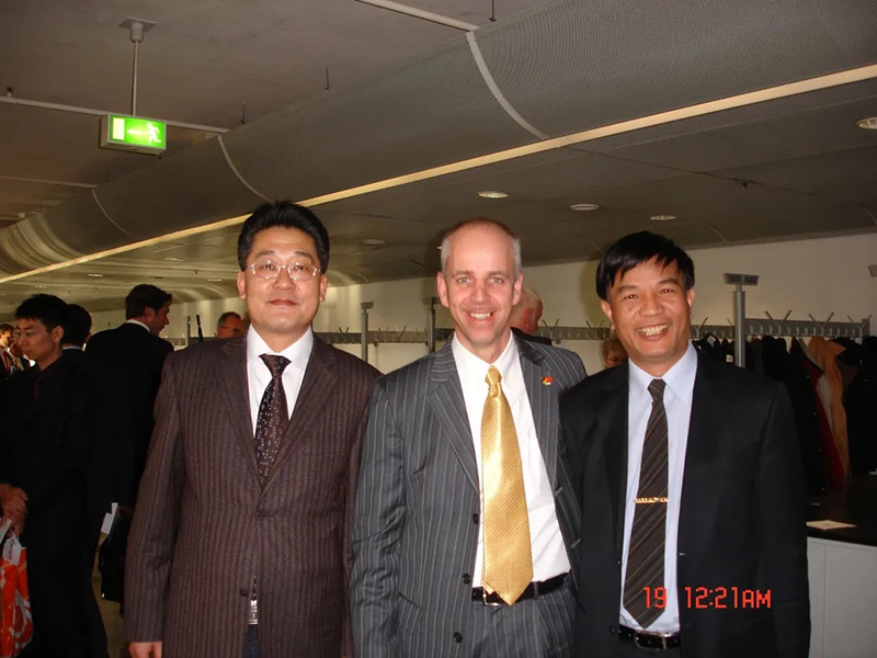 與西門子領(lǐng)導(dǎo)合影.jpg 與西門子領(lǐng)導(dǎo)合影.jpg